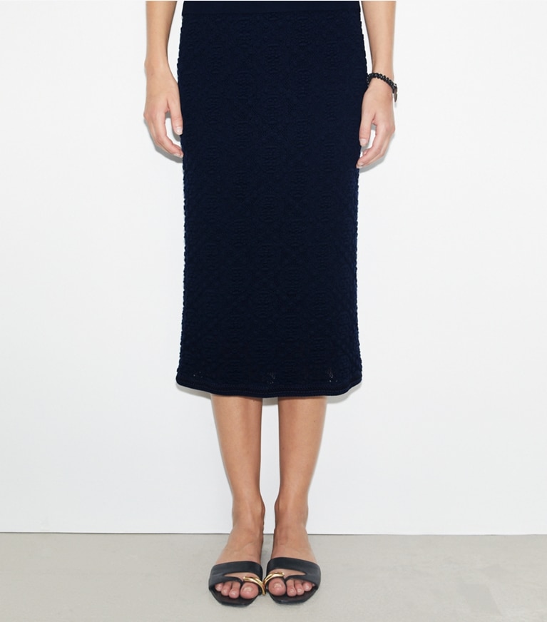Tory Burch designer ボトムス ロゴ レーススカート in Dark Sea Navy on model detail