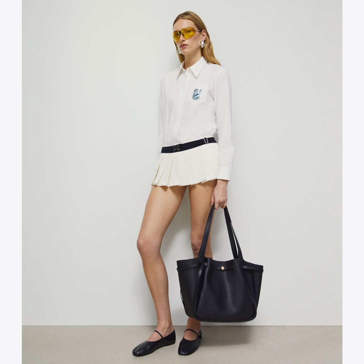 春先にもTORY BURCH ライトダウン白 甘派にオススメ！「トリー バーチ」のモノグラムスニーカー | VERY