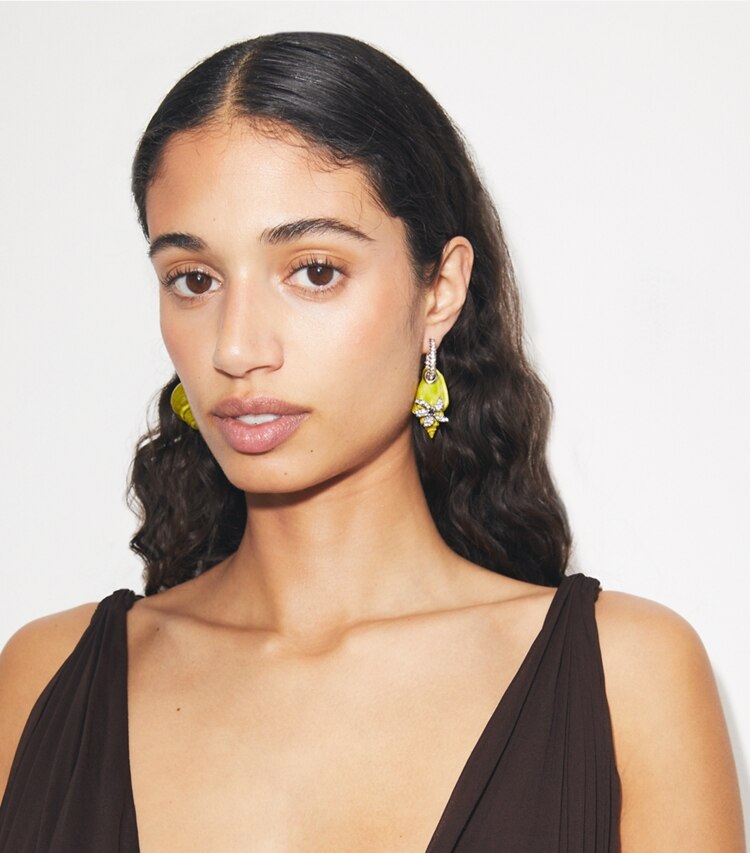 Tory Burch designer boucles d'oreilles Créoles coquillages Curiosity in Purple accessory on model