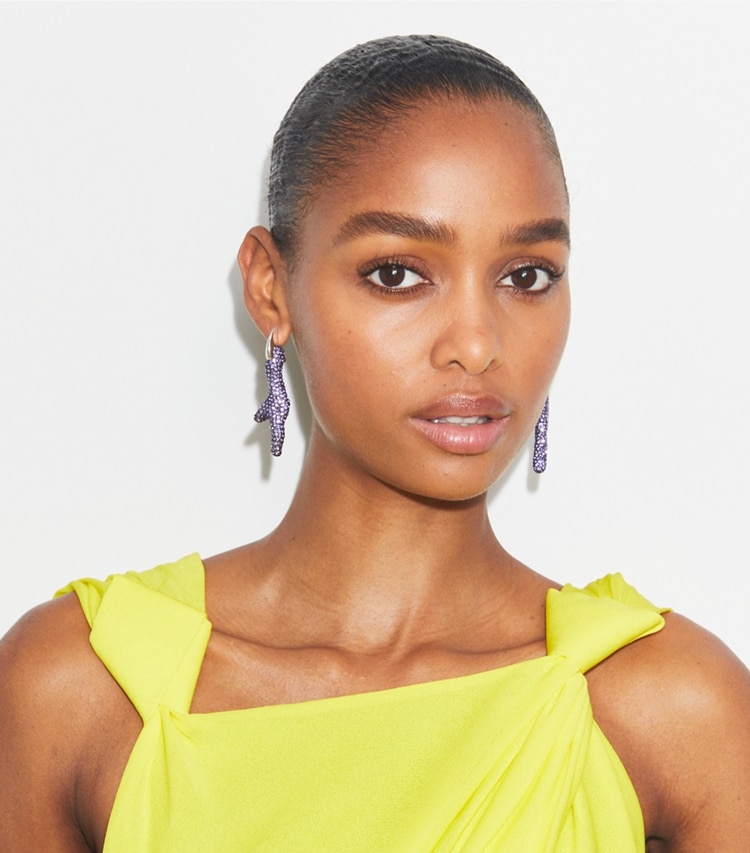 Tory Burch designer boucles d'oreilles Créoles corail in Light Silver / Purple accessory on model