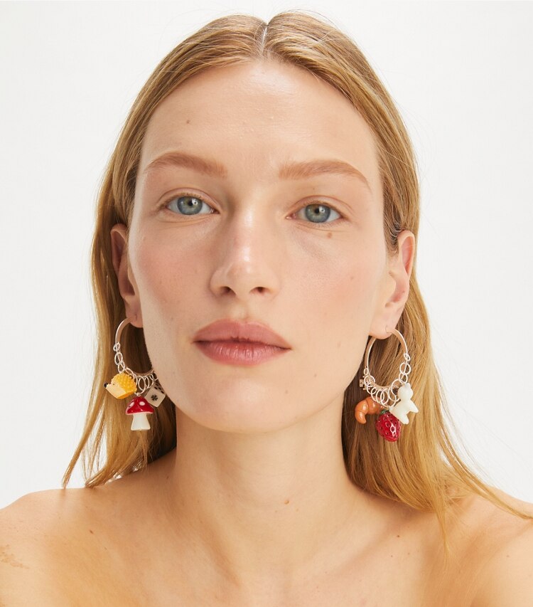Tory Burch designer boucles d'oreilles Créoles Curiosity à charm in Light Silver / Multi accessory on model