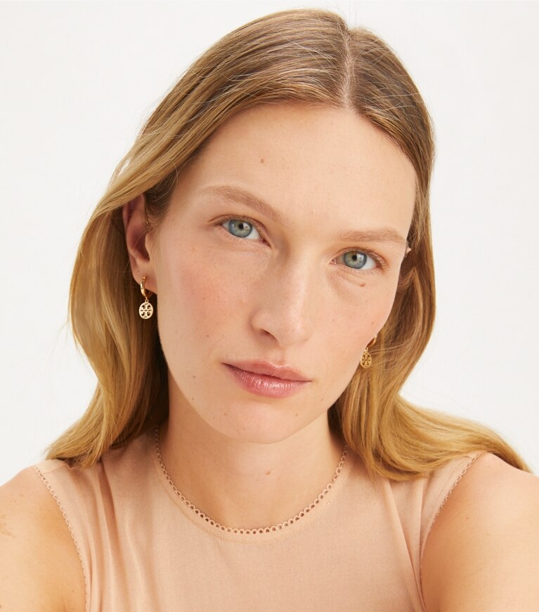 Tory Burch designer boucles d'oreilles Créoles Huggie Icon dans Tory Gold accessoire sur le modèle