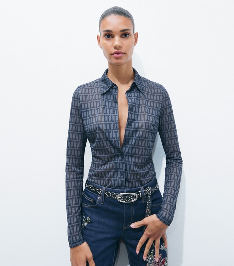 Tory Burch designer oberteile Crêpe-Poloshirt in Dusky Blue T Stripe additional on model
