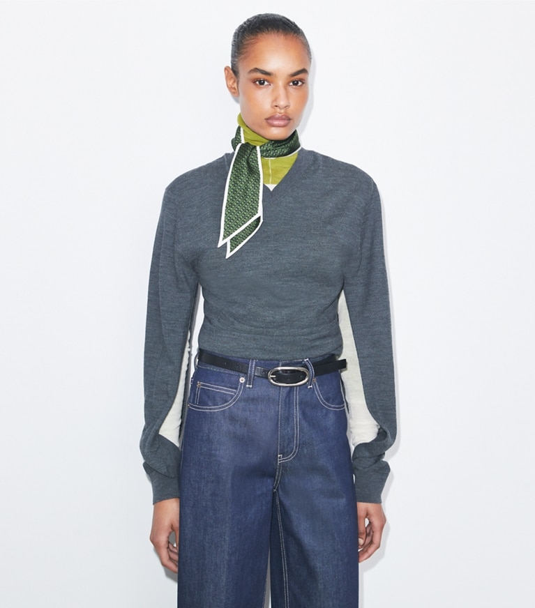 Tory Burch designer écharpes Cravate en ruban en soie à maillons T dans Green T Link accessoire sur le modèle