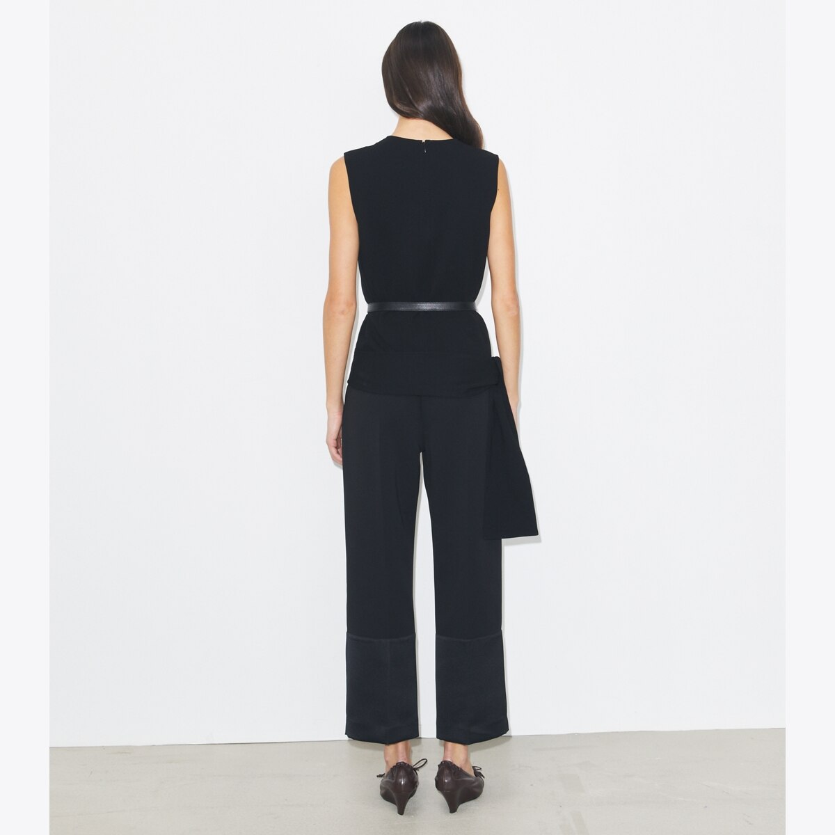 cropped-crepe-pant-on-model- 