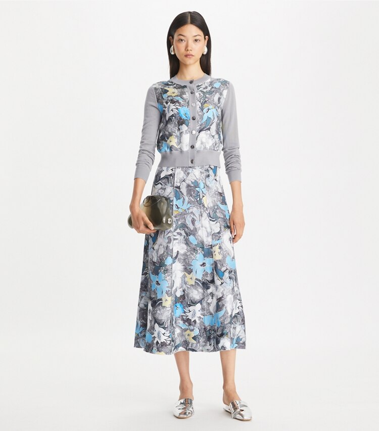 Tory Burch designer セーター クロップド シルクフロント カーディガン in Gray / Blue Abstract Floral モデル前面