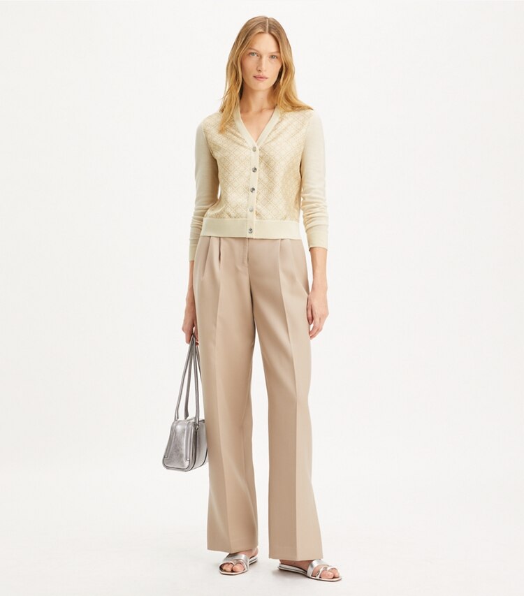 Tory Burch designer セーター クロップド シルクフロント カーディガン in French Cream / Gold T Mono Mini モデル前面