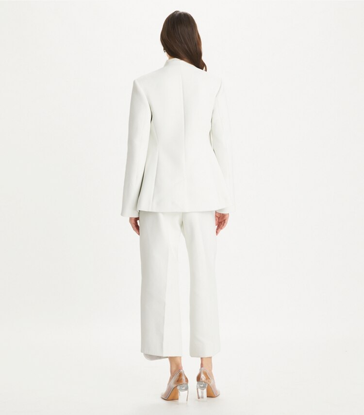 Tory Burch designer ボトムス クロップド ツイストパンツ in Blanc Multi on model back