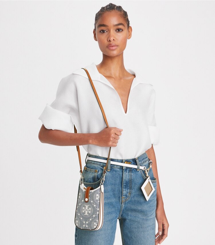 Tory Burch designer kleine taschen Crossbody Bag aus Denim fürs Smartphone mit T-Monogramm in Pearl Blue accessory on model
