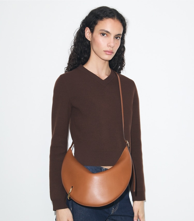 Tory Burch designer crossbody bags Crossbody Bag mit Piercingdetail in Aged Tan additional on model
