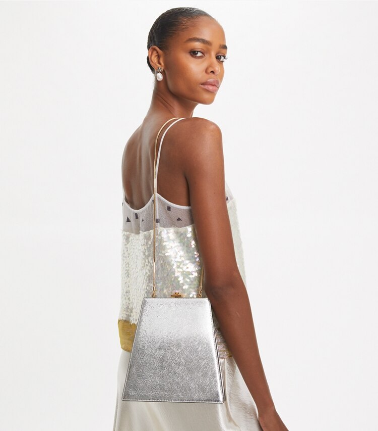 Tory Burch designer クロスボディバッグ クラッシュ メタリック ミニバッグ in Silver accessory on model