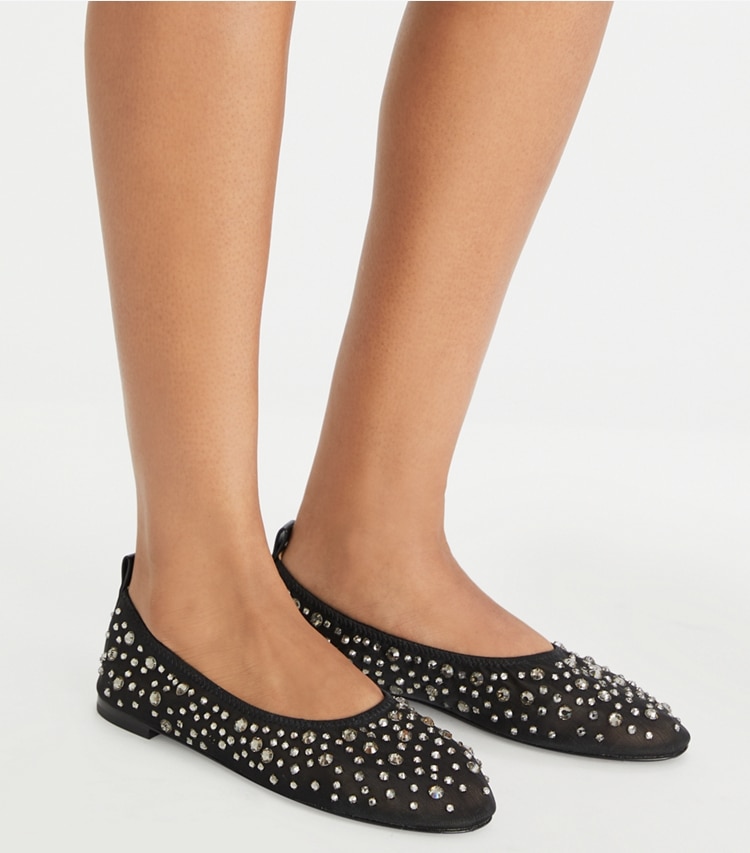 Tory Burch designer フラット クリスタル バレエ in BLACK accessory on model