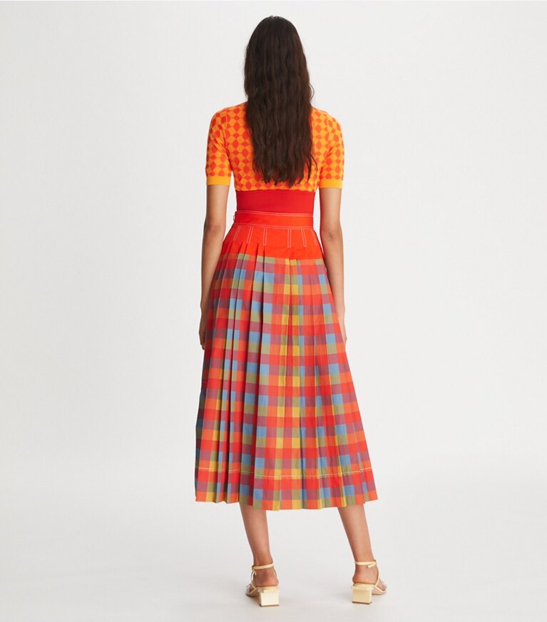 Tory Burch diseñador suéteres Cuello alto de punto jacquard en Bright Bitter Orange / Poppy Red en el modelo (espalda)