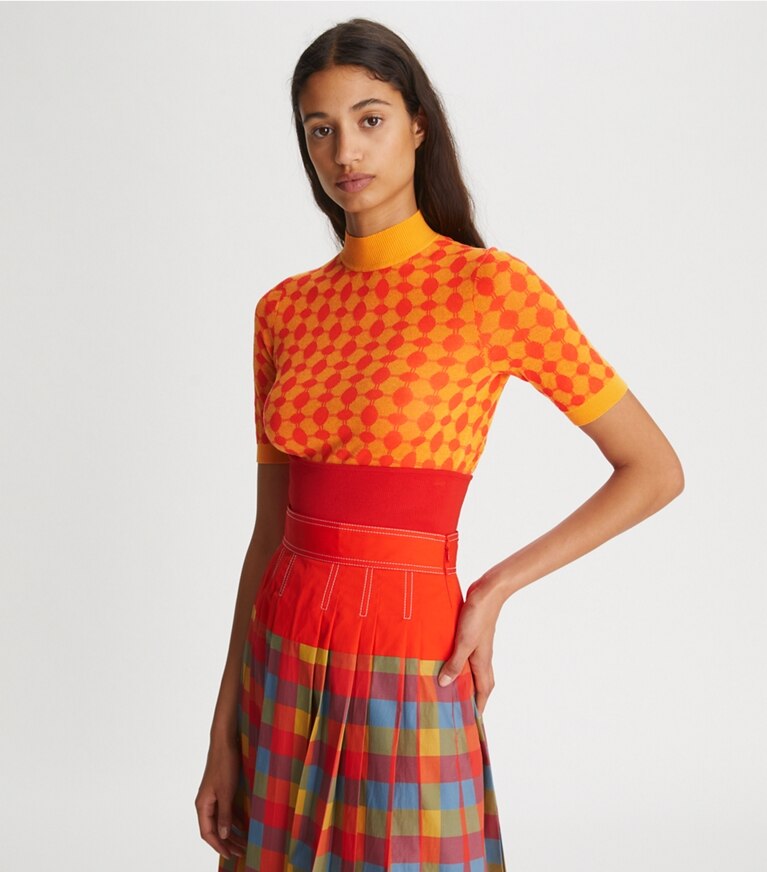 Tory Burch diseñador suéteres Cuello alto de punto jacquard en Bright Bitter Orange / Poppy Red en el modelo (detalle)