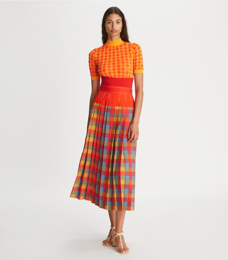 Tory Burch diseñador suéteres Cuello alto de punto jacquard en Bright Bitter Orange / Poppy Red en el modelo (frente)