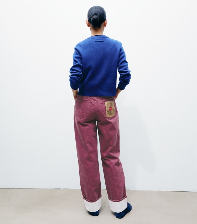 Tory Burch designer ボトムス ロールアップ ジーンズ in Distressed Rust on model back
