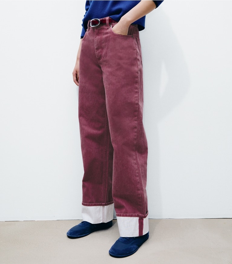 Tory Burch designer ボトムス ロールアップ ジーンズ in Distressed Rust on model detail