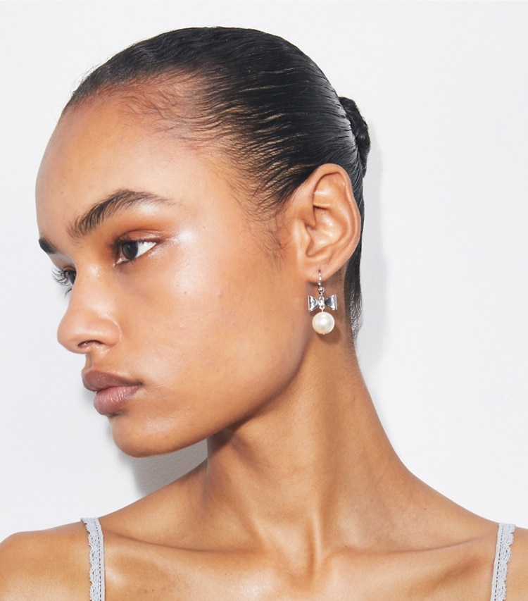 Tory Burch designer イヤリング＆ピアス キュリオシティ ボウ＆パール ピアス in Tory Silver / Pearl accessory on model
