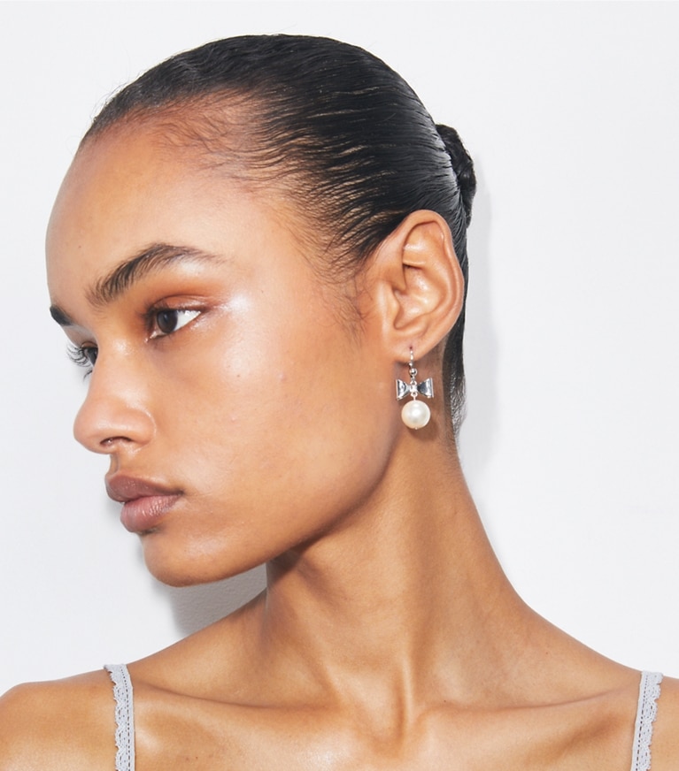 Tory Burch designer イヤリング＆ピアス キュリオシティ ボウ＆パール ピアス in Tory Silver / Pearl front