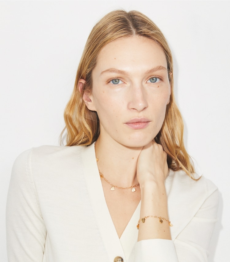 Tory Burch designer armbänder Curiosity Heart Armband in Tory Gold accessory on model