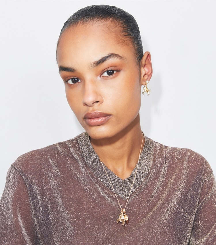 Tory Burch designer halsketten Curiosity Horse Anhänger in Tory Gold / Crystal / Pearl accessory on model