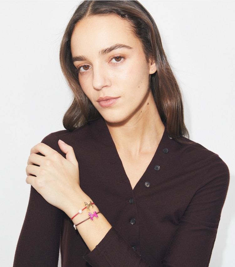 Tory Burch designer armbänder Curiosity Horse Armband mit Schiebeverschluss in Red accessory on model