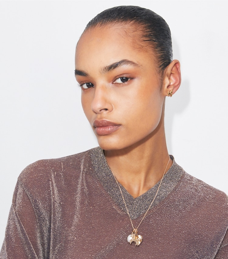 Tory Burch designer イヤリング＆ピアス キュリオシティ ホース スタッズピアスセット in Tory Gold / Crystal / Pearl accessory on model