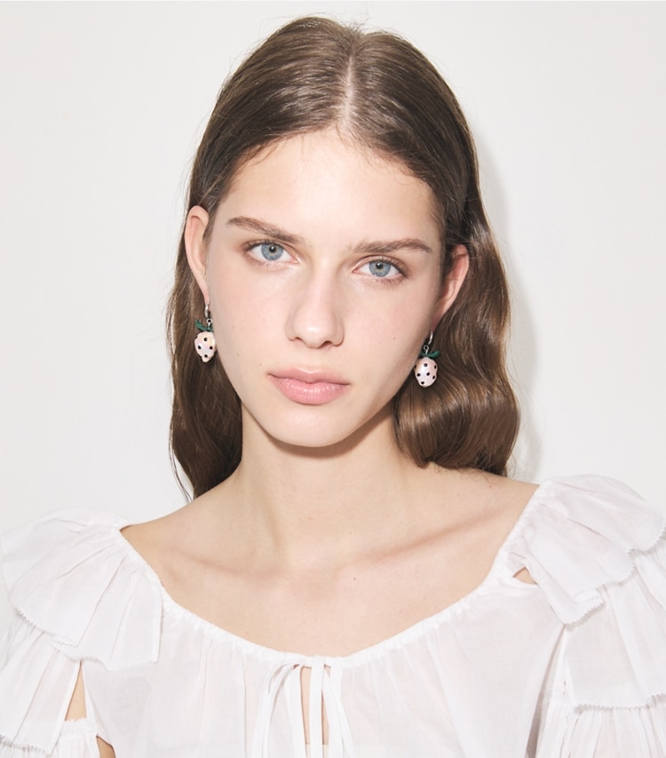 Tory Burch designer イヤリング＆ピアス キュリオシティ ストロベリー ピアス in Light Silver / Pink accessory on model
