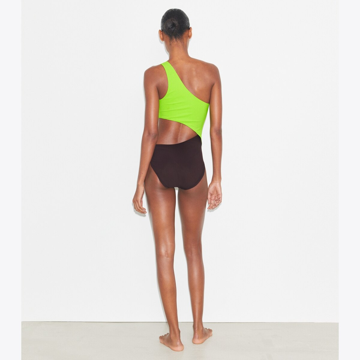 Tory Burch★ONE-SHOULDER CLIP SWIMSUIT one-shoulder-clip-swimsuit-on-