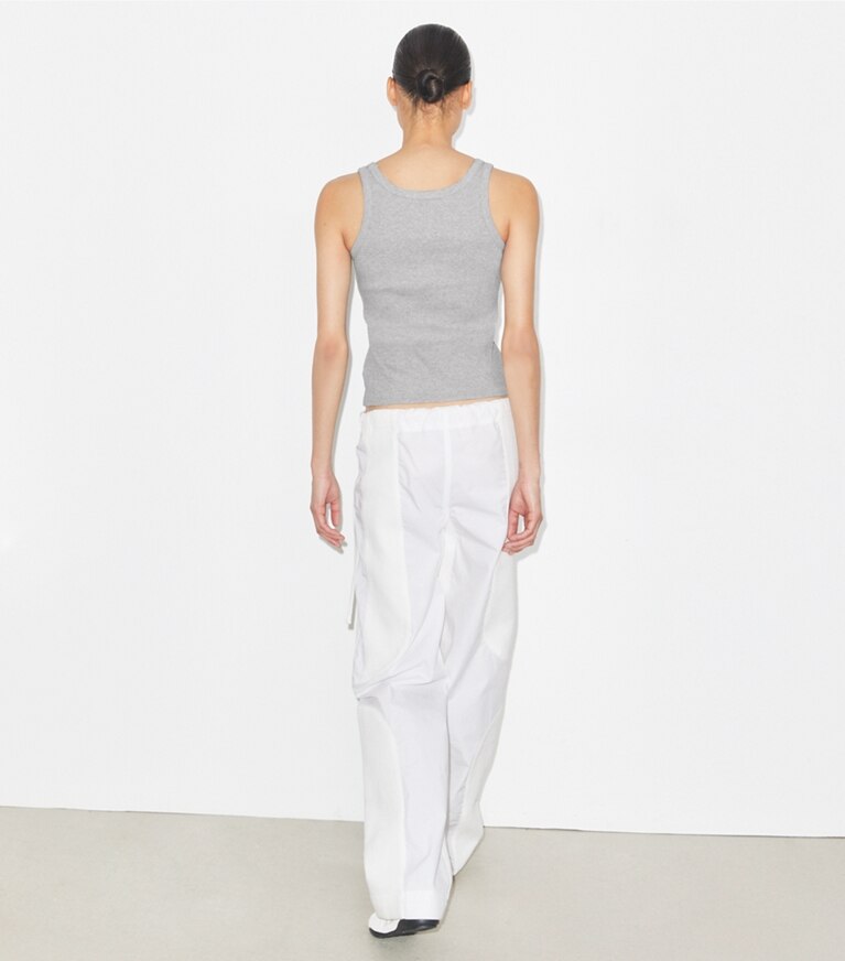 Tory Burch designer hauts Débardeur en coton à encolure dégagée dans Medium Heather Gray sur modèle, de dos