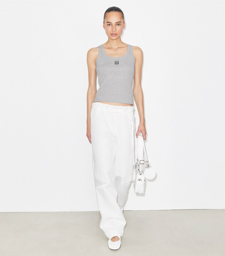 Tory Burch designer hauts Débardeur en coton à encolure dégagée dans Medium Heather Gray sur modèle, de face
