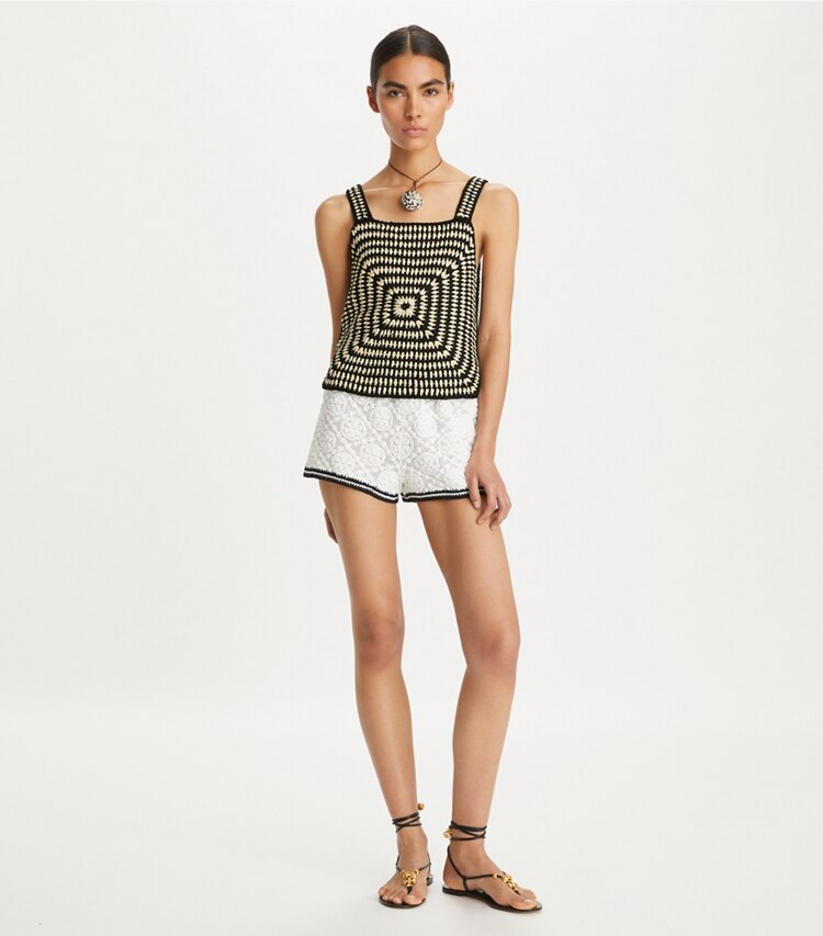 Tory Burch designer hauts Débardeur en crochet de coton dans Black / White sur modèle, de face