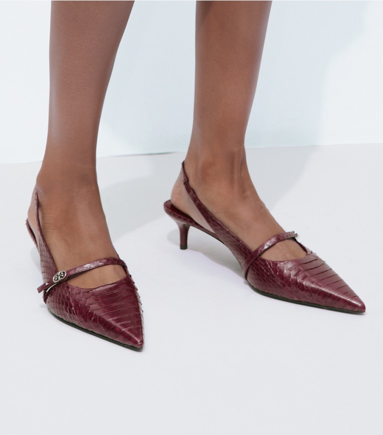 Tory Burch designer scarpe con tacco Décolleté Mary Jane con cinturino e fibbia a doppia T in DARK RASPBERRY accessory on model