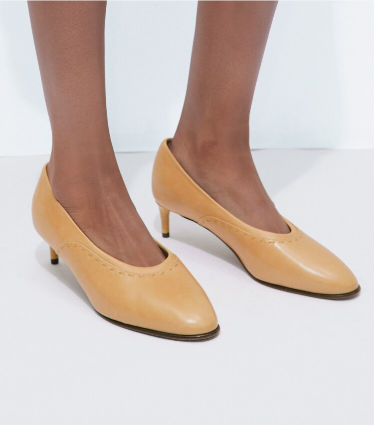 Tory Burch designer scarpe con tacco Décolleté midi Runway in SHORTBREAD accessory on model