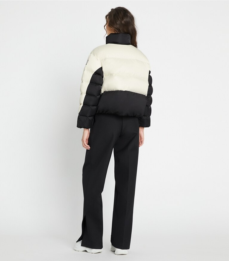 Tory Sport designer mäntel Daunenjacke in Colorblock-Optik in Bone / Black front