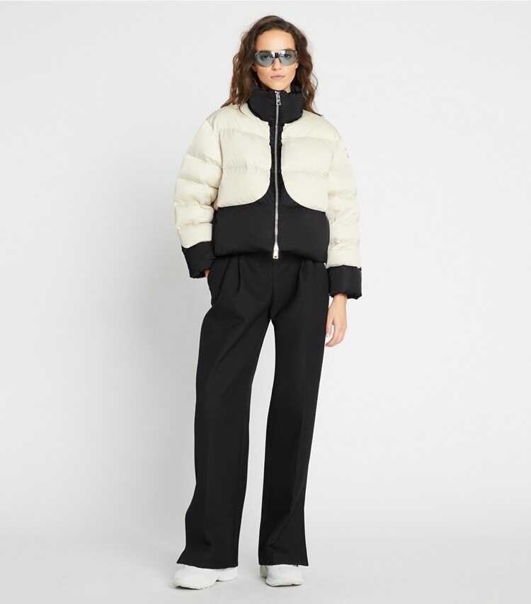Tory Sport designer mäntel Daunenjacke in Colorblock-Optik in Bone / Black modell von vorn