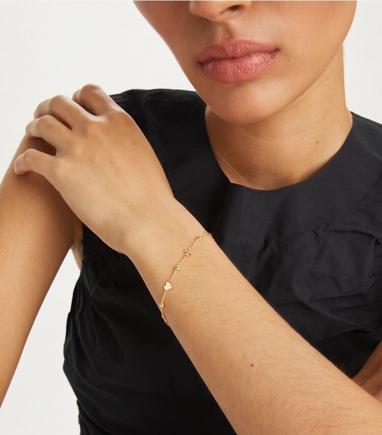 Tory Burch designer ブレスレット デリケート キラ ブレスレット in Tory Gold accessory on model