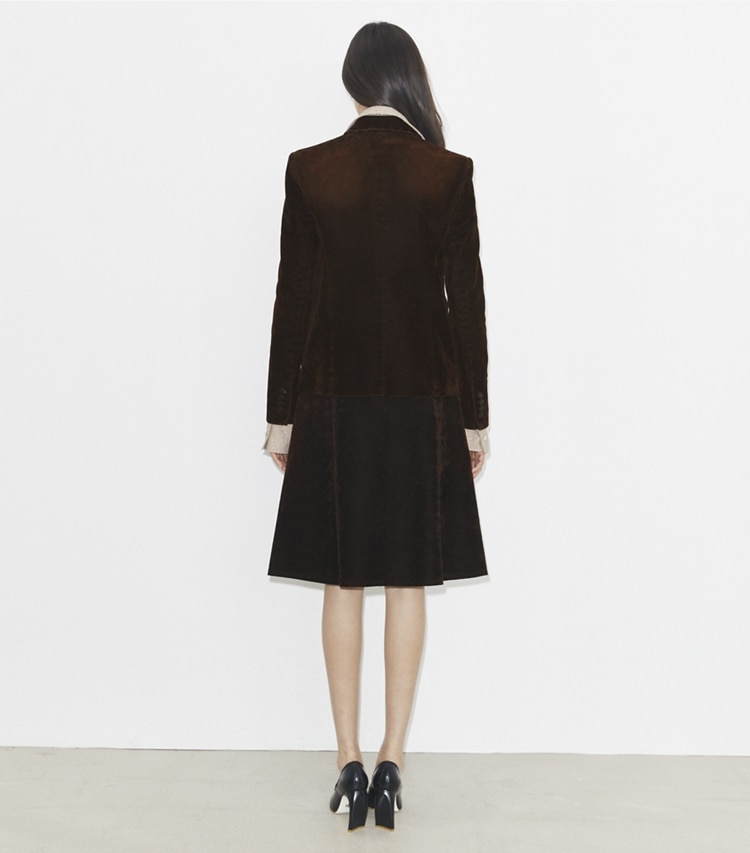 Tory Burch designer ボトムス デニムスカート in Jasper Brown on model back