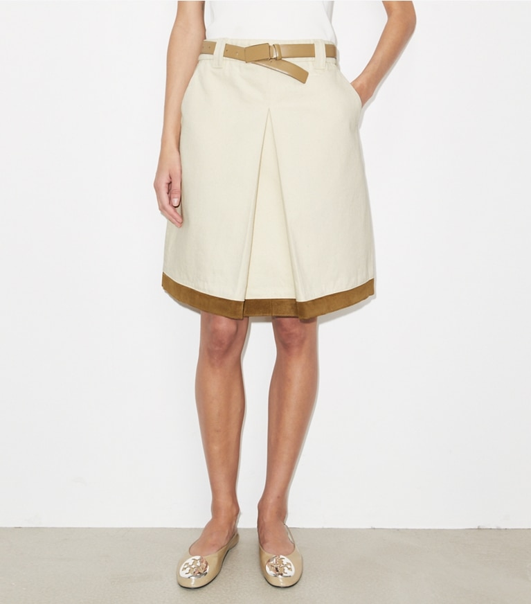 Tory Burch designer pantaloni Denim Skirt in Beige on model detail