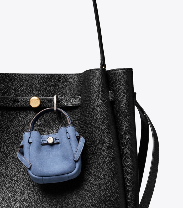 Tory Burch diseñador dijes para bolso y llaveros Dije para bolso bucket Romy en Soft Blue detalle