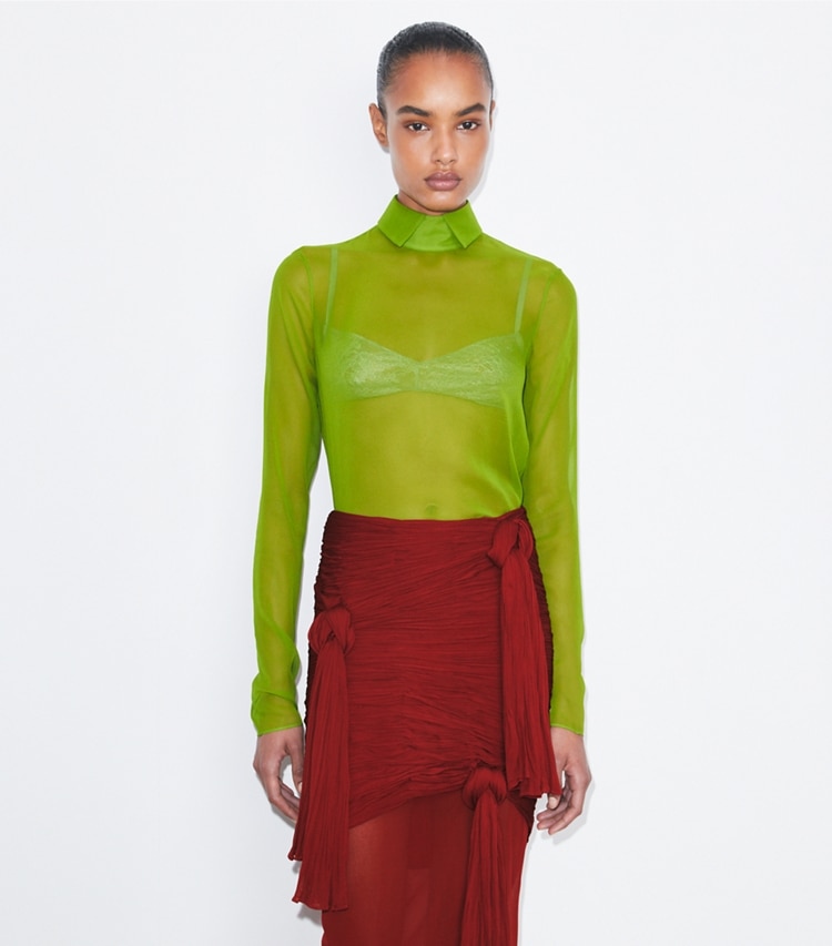 Tory Burch designer tops Dolcevita a polo in seta in Leaf Green on model detail