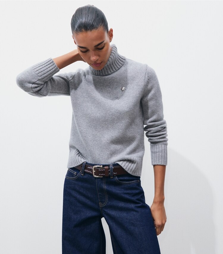 Tory Burch designer maglioni Dolcevita in cashmere in Smoky Gray Melange on model detail