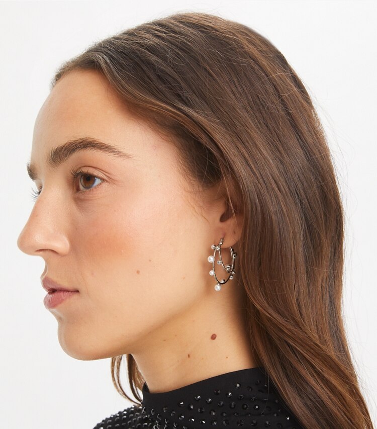 Tory Burch designer ohrringe Doppelcreolen mit Kristallen in Tory Silver / Pearl / Crystal accessory on model