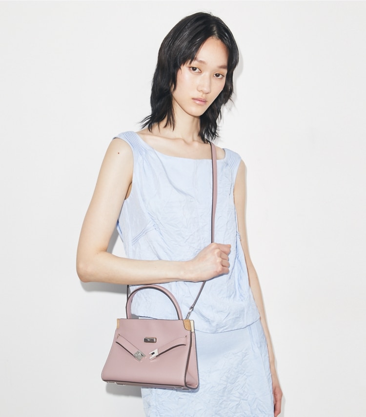 Tory Burch designer sacs à bandoulière Double sac Petite Lee Radziwill in Light Mauve accessory on model