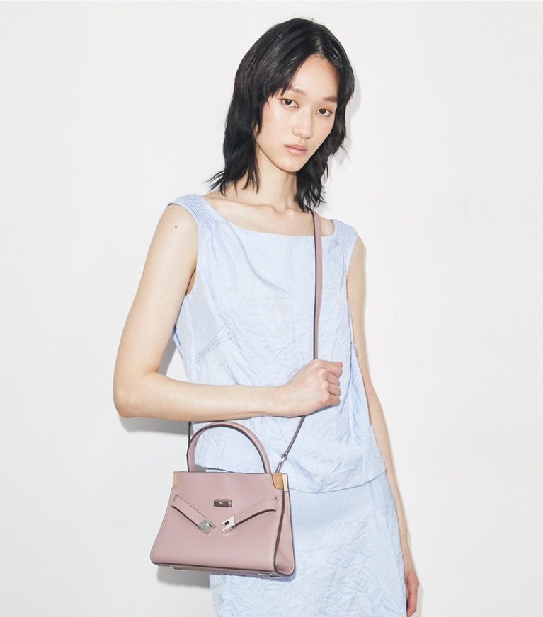 Tory Burch designer sacs à bandoulière Double sac Petite Lee Radziwill in Light Mauve accessory on model