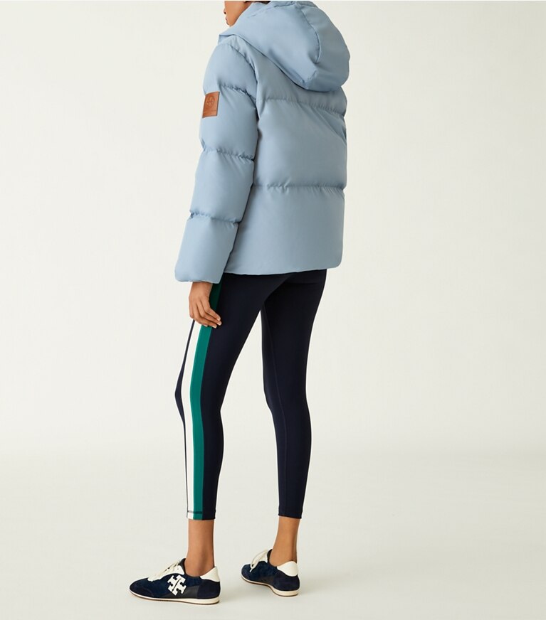 Tory Sport designer manteaux Doudoune unie à capuchon dans Pewter Blue sur modèle, de dos