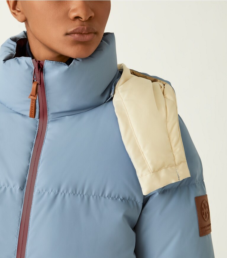 Tory Sport designer manteaux Doudoune unie à capuchon dans Pewter Blue détail sur modèle