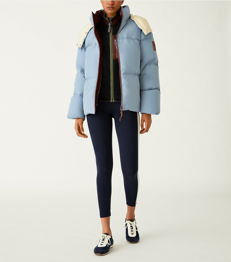 Tory Sport designer manteaux Doudoune unie à capuchon dans Pewter Blue sur modèle, de face