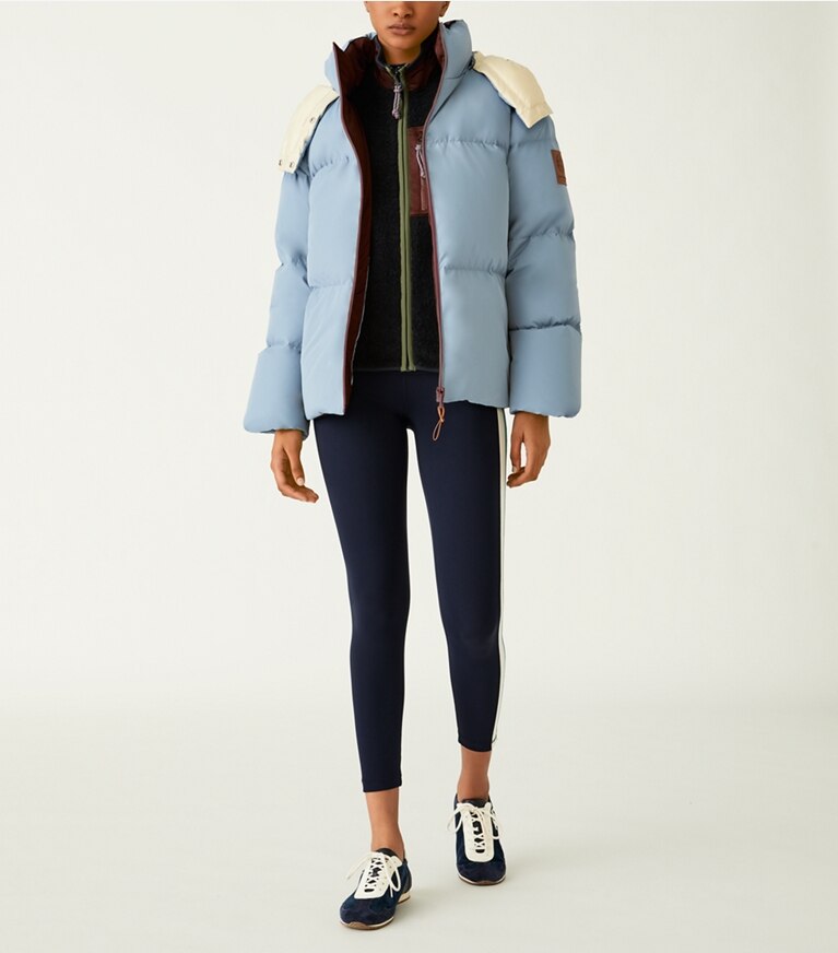 Tory Sport designer manteaux Doudoune unie à capuchon dans Pewter Blue sur modèle, de face