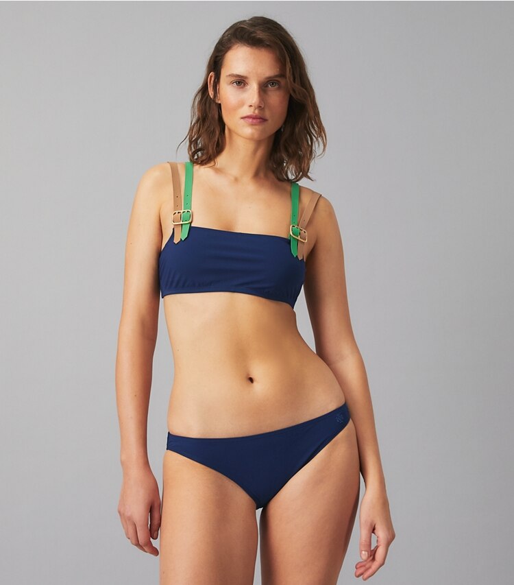 Tory Burch designer bikinis Einfarbige Hipster-Bikinihose in Tory Navy on model detail